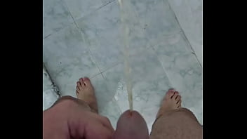 Preview 1 of Iceland Yog2 - MIJANDO NO BANHO