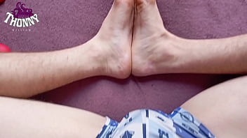 Preview 1 of Perkosa Perawan Mudah - Joi fazendo voc&ecirc_ cheirar e lamber meus p&eacute_s enquanto tu massageia eles