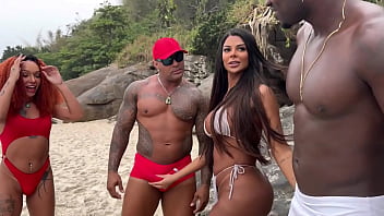 Preview 1 of Ariella Ferrera Stepmother - Dupla de salva vidas pega casal fudendo na praia do abric&oacute_