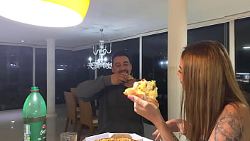 Preview 3 of Ngentot Memek Robek - novinha transando com motoboy entregador depois de receber seu pedido so de calcinha COMPLETO XVIDEOS RED