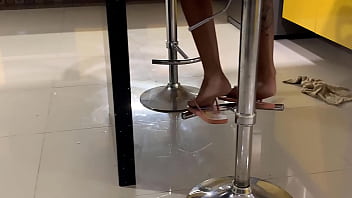 Preview 1 of Ngentot Memek Robek - novinha transando com motoboy entregador depois de receber seu pedido so de calcinha COMPLETO XVIDEOS RED