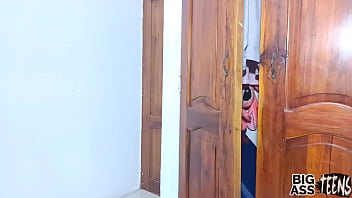 Preview 1 of Indian Sex Ungil - Madrastra caliente tetona milf - culo grande  deja a su hijastro virgen cogersela,  Sucia madrastra pillada por hijastra se deja convencer por la polla de college