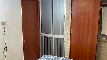 Preview 1 of Amateur Sekt - Aprovecho que mi hermanastra se atora en el closet para follarmela por el culo y correrme en su espalda. PRIMERA PARTE.