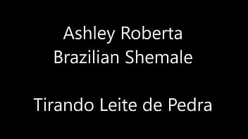 Preview 1 of Bharti Aaurt - Ashley Roberta - Tirando Leite de Pedra