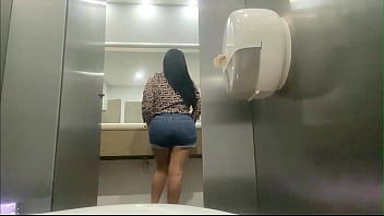 Preview 3 of Grandpa Old Wife - CAMARA OCULTA EN BA&Ntilde_O DE CENTRO COMERCIAL
