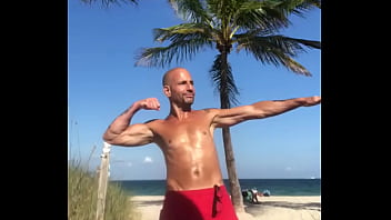 Preview 3 of Chaparra De Oaxaca - FLEXING AT BEACH