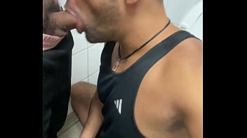Preview 1 of Jaipur Porn Mms - MAMANDO UM VAGABUNDO DE PICA ROSADA NO BANHEIRO