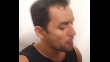 Preview 1 of Old Saggy Hanging Tits - Sempre bom achar um grosso de desconhecido no banheir&atilde_o Publico