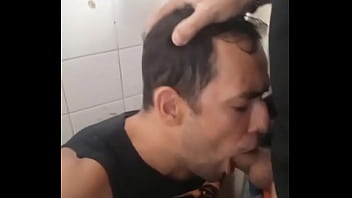 Preview 4 of Old Saggy Hanging Tits - Sempre bom achar um grosso de desconhecido no banheir&atilde_o Publico