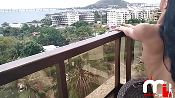 Preview 2 of Voyueer Masturbation - Negro dotado fode novinha na varanda para todos verem.