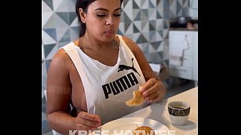 Preview 2 of Familystroke Sis Blackmail - Eu amo blusinha assim,  Sideboobs