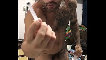 Preview 1 of Srnit - Tomando inje&ccedil_&atilde_o na Bunda tatuada do lutador de MMA Allan Guerra Gomes
