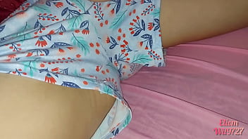 Preview 2 of Play The Pussy With Finger - xxx desi video casero con mi hermanastra primera vez en su cama hacemos cosas debajo de las sabanas