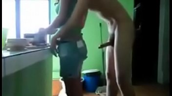 Preview 4 of Indian Girl Sexy Mms - Marido sai e a mulher dar pro amigo dele na cozinha