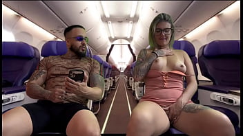 Preview 2 of Freshjsin - Mulher come&ccedil_ou a se masturba e se tocar dentro do avi&atilde_o na poltrona ao lado! Bati uma bem gostoso pra ela e pramim vendo aquilo