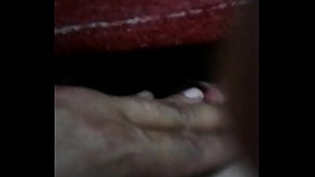 Preview 1 of Hindisxy Viedio - Fazendo a esposa gosar com um dedo no cuzinho e outro nabucetinha