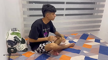 Preview 2 of Hard Threesom Squirt - Mi peque&ntilde_a hermanastra tiene sexo duro conmigo a cambio de usar mi tarjeta de cr&eacute_dito. Me le corro adentro. H.L.