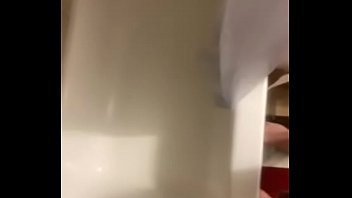 Preview 3 of Bro Catch Sis In The Shower - Me masturbo pensando en mi sobrina