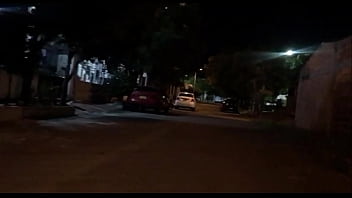 Preview 1 of Mature Fingerd - enano convence a una chica cachonda de ir  a un rastrojo en la oscuridad para que le de una mamada y follar los dos