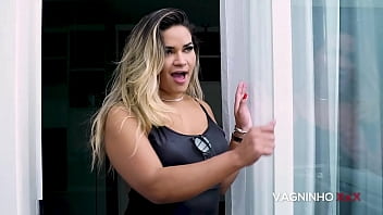 Preview 1 of V Vua - Fodi a amiga gostosa da minha namorada que me flagrou batendo uma punheta em casa Vagninho e Luna Oliveira