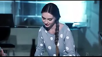 Preview 1 of Cuck Wife Bukkake - Assistindo filme na casa da novinha