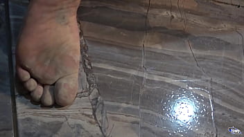 Preview 1 of Full Desy New Porn - Custom video,  dirty feet fetish and pissing all over the body fetish. Curvy latina,  Real Amateur