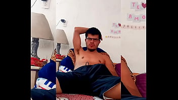 Preview 2 of Follando Con La Mascota - Ven a acariciarme la verga,  mi esposa sali&oacute_ y estoy solo en casa