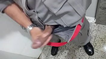 Preview 3 of Strangle A Guy - Comedor macho alfa provocando a casada e humilhando o corno. Se gostarem curtam e comentem que eu posto mais _)