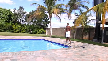 Preview 1 of Xvideos Desi School Girl - Loira safada esperou o marido corno sair pra trabalhar e deu pro piscineiro pauzudo - Cleo Cadillac