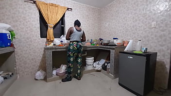 Preview 1 of Milf Anal Adventure - La cocinera me invita a jugar un rato mientras prepara la comida del Jefe