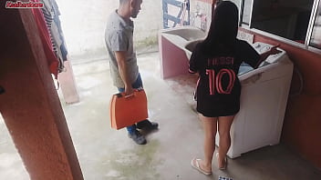 Preview 1 of Sonyy Leol - Dona de casa casada paga t&eacute_cnico de m&aacute_quina de lavar com a bunda enquanto corno esta fora