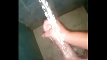 Preview 2 of Youx On Xxx - Venezolano se pajea en el ba&ntilde_o