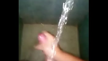 Preview 3 of Youx On Xxx - Venezolano se pajea en el ba&ntilde_o