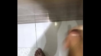 Preview 3 of Dad Anda Sister - Punheta no banho