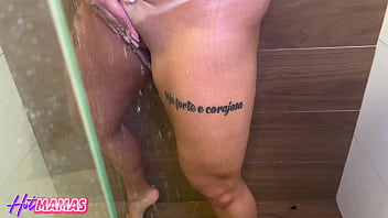 Preview 1 of Nahate Ladki Video - MILF top Luna Medeiros dando a buceta para homem de pau grande depois do banho