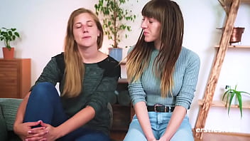 Preview 1 of Gimnastika - Ersties: Zwei Saarl&auml_nderinnen Nicky und Kate beim Spiel mit hei&szlig_em Sextoy