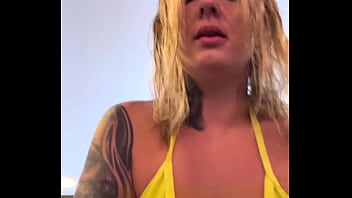 Preview 1 of Qpthfwsvo - Quase fui expulsa academia de frente a praia Copacabana! Por est&aacute_ treinando de biqu&iacute_ni fio dental transparente e todo molhado na buceta rosinha!