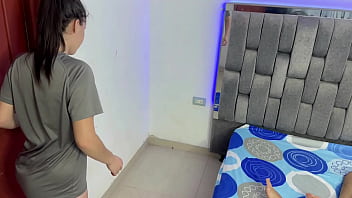 Preview 1 of Baglaxxxvideo Com - timida hermanastra de 18 despierta a su hermanastro para darle una rica mamada y que el se le venga en la cara hl