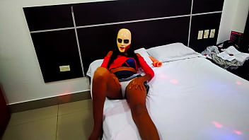 Preview 1 of Sexsi Men - MI NOVIO NO LLEGO AL HOTEL Y AHORA TENGO QUE HACERLO  CON MI GRAN DILDO,  DESPUES DE ESTO MI MEJOR AMIGA DEL CAMPO SEDUCE A UN TURISTA,  LO PASEA POR EL RIO Y LO LLEVA A UNA CASA DEL RANCHO PARA TENER SEXO INTENSO