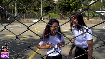 Preview 1 of Meisje Neemt - Mi amiga rebelde me sonsaca para escapar de clases,  y nos divertimos jugando a las tijeras