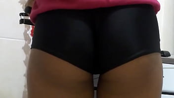 Preview 4 of Small Wired Pussy - A MORENINHA CASADA - FAZENDO JANTAR DE SHORTINHO,  ENQUANTO O SOGRO ESTAVA NA SALA (V&Iacute_DEO PERDIDO QUE ENCONTREI POR A&Iacute_).