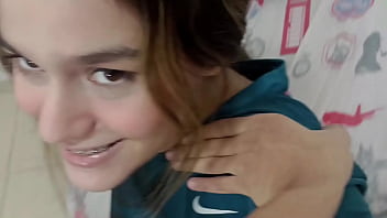 Preview 1 of 1men 2dick - Desvisto a mi timida hermanastra para chuparle sus grandes pechos y echarle&nbsp_mi&nbsp_leche&nbsp_ah&iacute_.