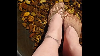 Preview 1 of Shower Fcuk - Abk&uuml_hlung f&uuml_r meine Nylonf&uuml_&szlig_e