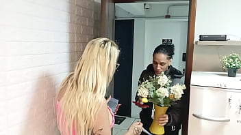 Preview 1 of Sucking Girl Fussy By Boy - Ela nunca ficou com mulher e a primeira vez ela gozou na boca Tiffany se enganou com entregador,  foi sexo l&eacute_sbico com uma gostosa