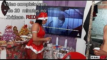 Preview 1 of Ilachi Ji - Mam&atilde_e noel Danny Hot,  ganha dois peru de natal e seu amigos leva para empurrar ferozmente o peru na xota dela