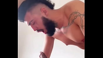 Preview 2 of Otrfvgrju - Ofereci caf&eacute_ pro meu vizinho que ganhei pica pra mamar
