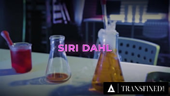 Preview 1 of Om Ngentot Cewek Muda - TRANSFIXED - DOLLS: Khloe Kay &amp_ Zariah Aura Get Caught Fucking By Horny Scientist Avery Jane!