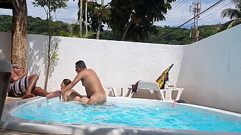 Preview 3 of Pakistani Belowjob - Adoro ver ele com minha amiga . Suruba na piscina da Paty Bumbum - Bombeira Polemika