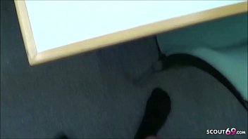 Preview 1 of Squized Pussy Sex - Junge T&uuml_rkin bei Amateur Dreier in der Schule gefickt von 2 Deutschen