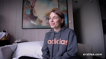 Preview 3 of Hot Sex Scholl - Holly &amp_ Julia wagen ein sexy Skype-Experiment